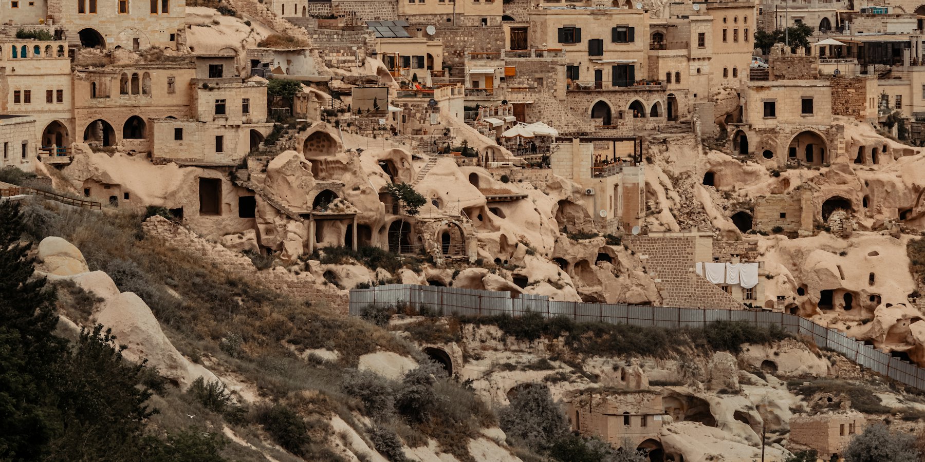 Village de Cappadoce étagé au pied d’un piton rocheux