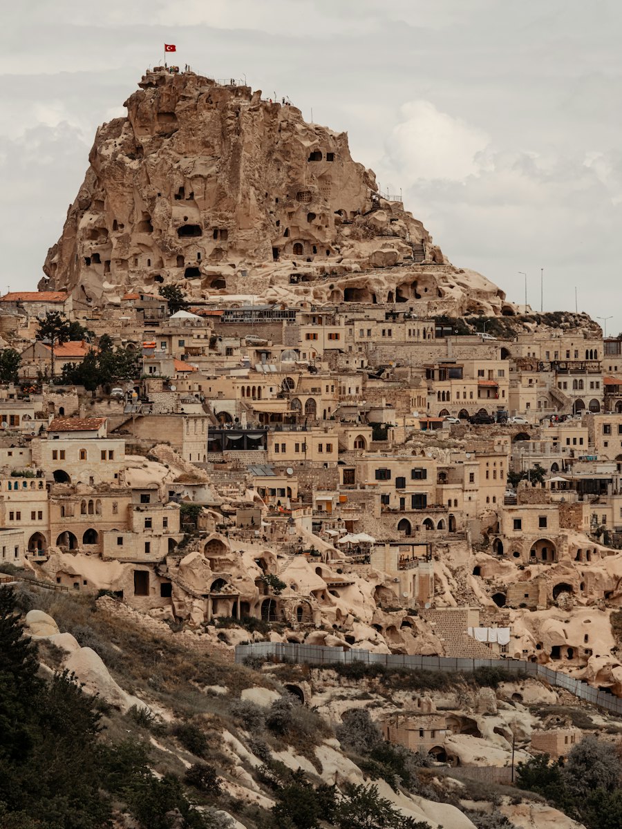 Village de Cappadoce étagé au pied d’un piton rocheux