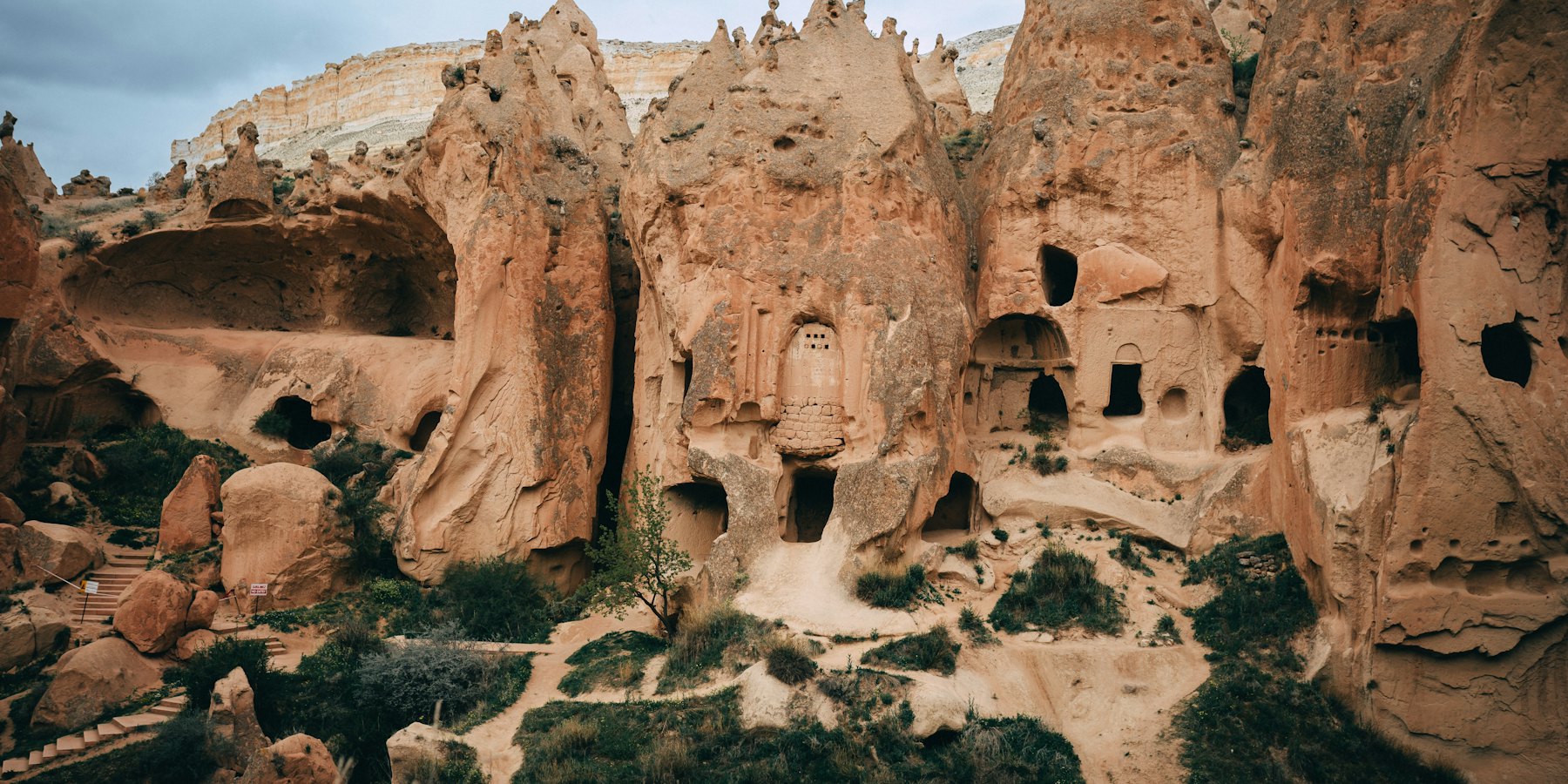 Cheminées de fées aux façades taillées dans la roche, en Cappadoce