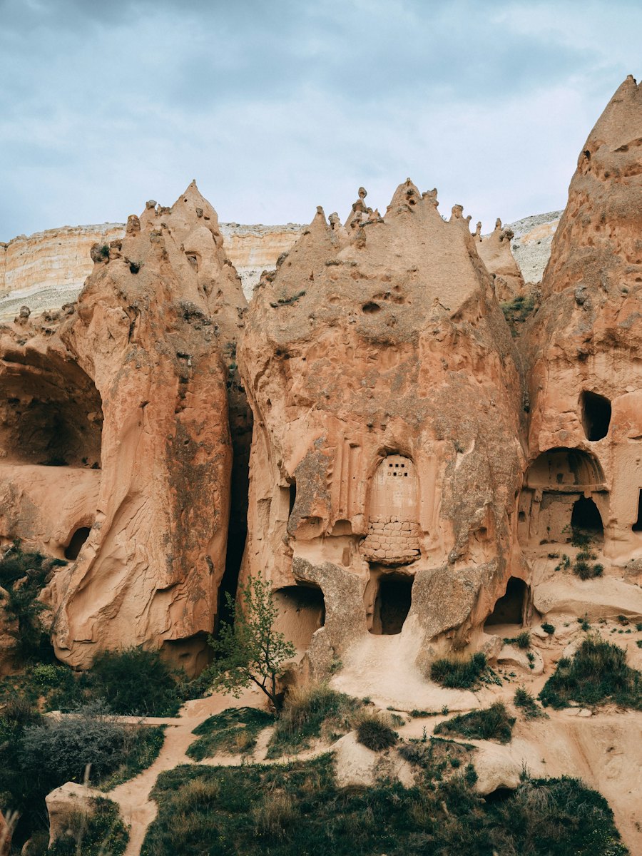 Cheminées de fées aux façades taillées dans la roche, en Cappadoce