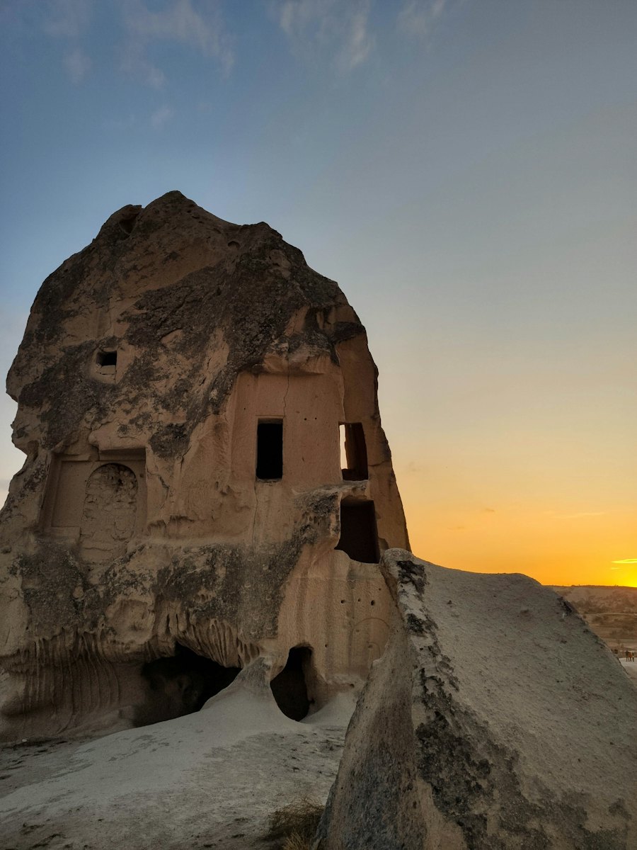 Rocher de Cappadoce percé de fenêtres, au coucher du soleil