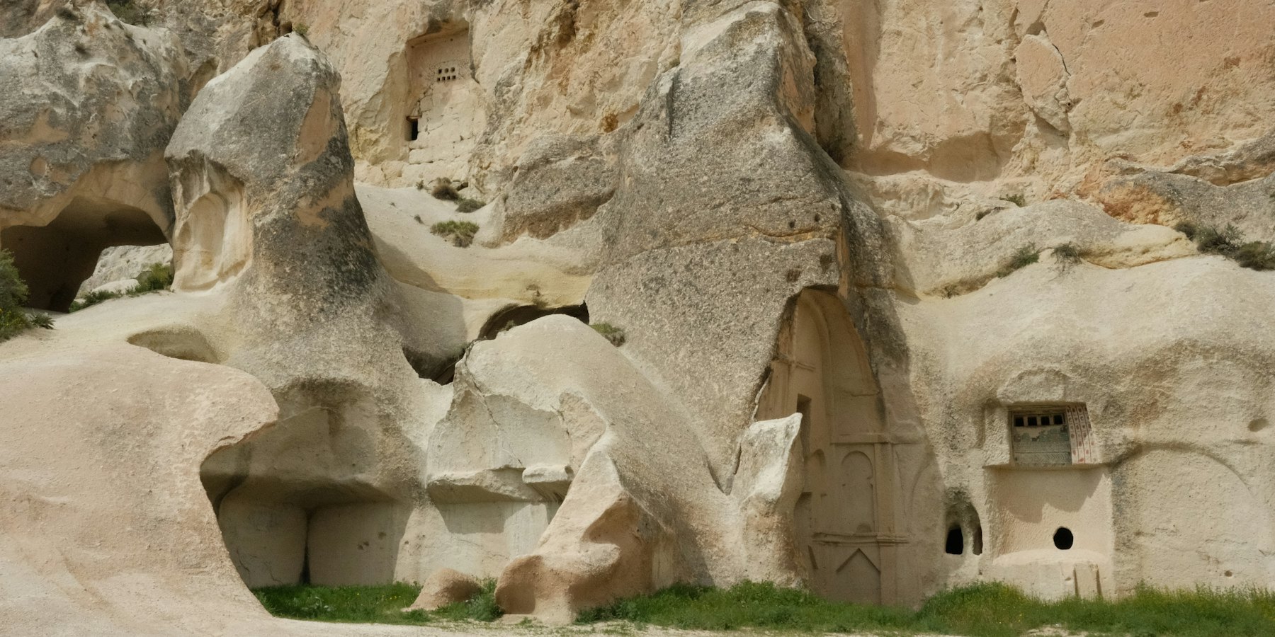 Roche claire de Cappadoce, creusée d’ouvertures et de chambres