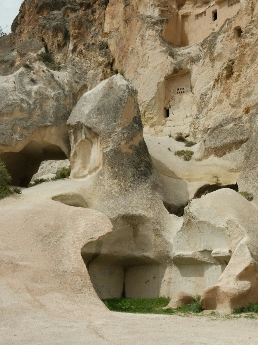 Roche claire de Cappadoce, creusée d’ouvertures et de chambres